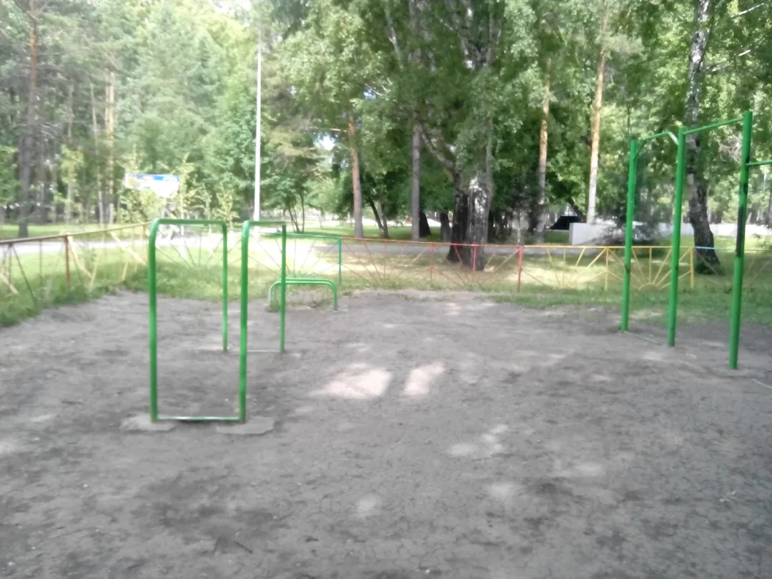 Sbarra per trazioni presso Calisthenics Park at проспект Ленина, Кемерово – foto 1 di 3