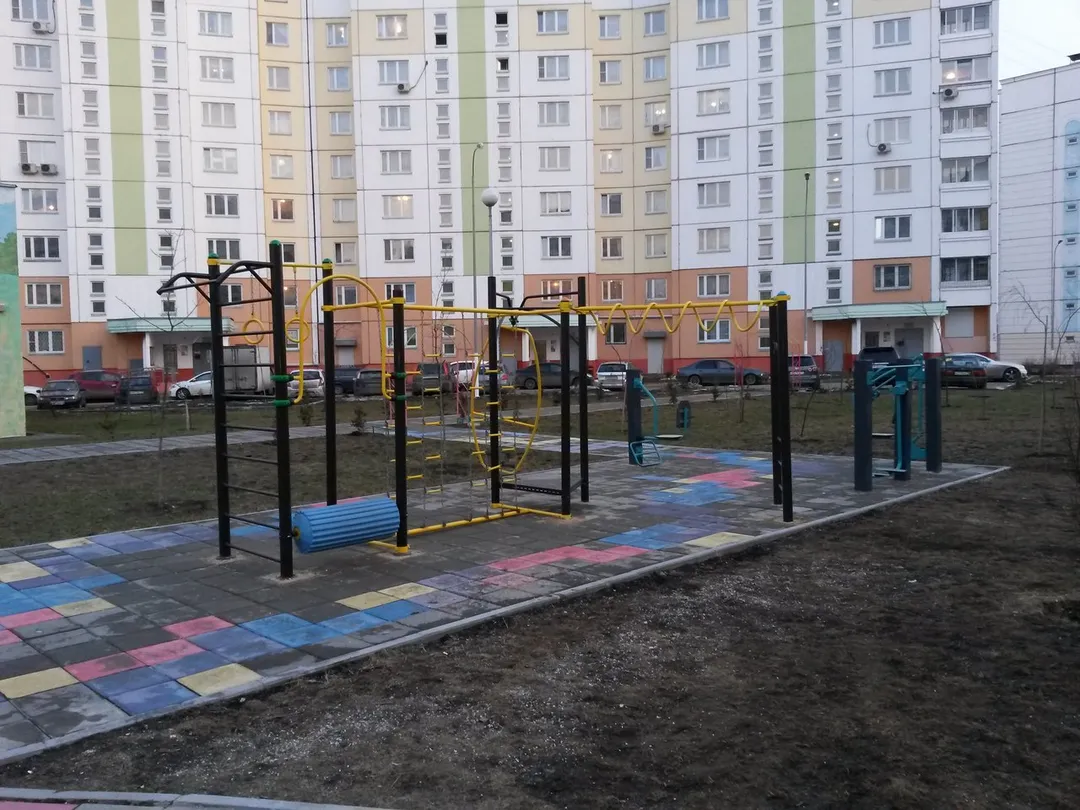Barres parallèles à Calisthenics Park at Изюмская улица, Москва #wp2150 – photo 2 sur 3