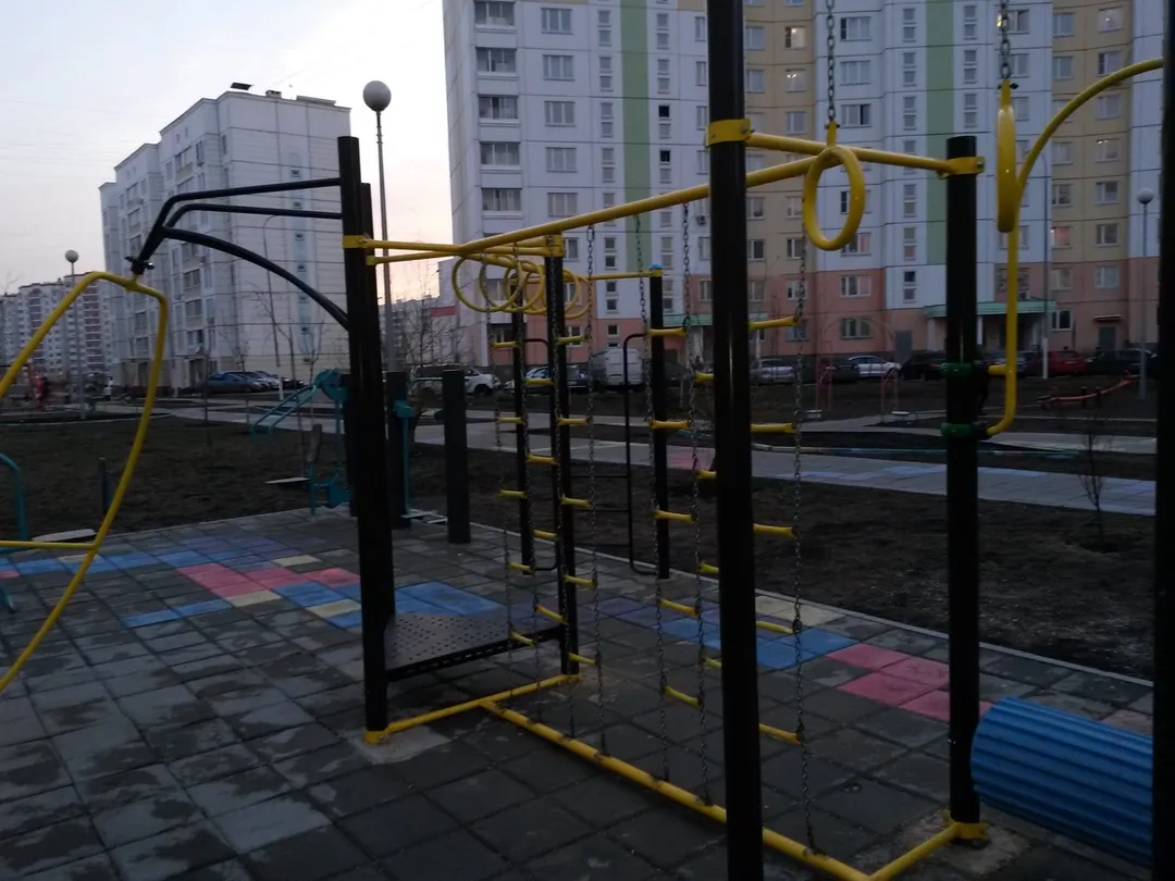 Barre de traction à Calisthenics Park at Изюмская улица, Москва #wp2150 – photo 1 sur 3