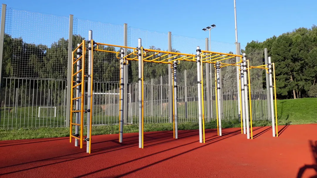 Лижний тренажер на майданчику Calisthenics Park at аллея Ветеранов, Москва – фото 7 з 11