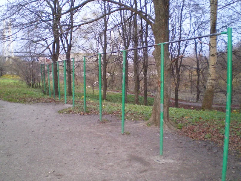Bare paralele la Calisthenics Park at Рыбацкий проспект, Санкт-Петербург – fotografia 2 din 3