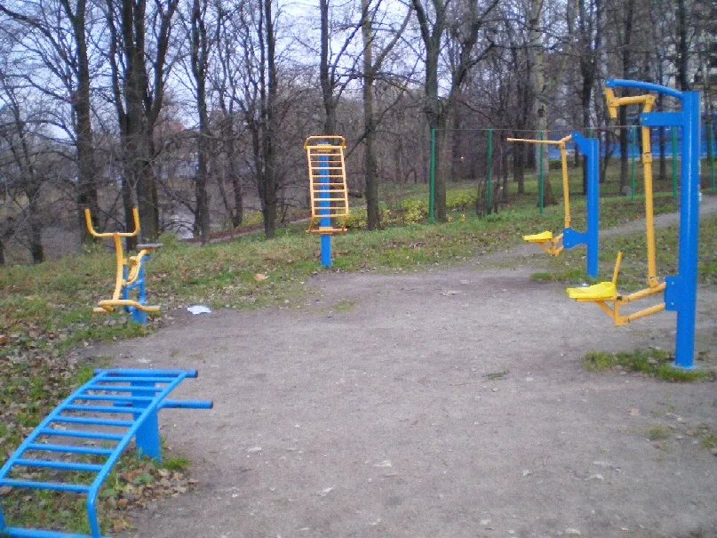 Bară de tracțiuni la Calisthenics Park at Рыбацкий проспект, Санкт-Петербург – fotografia 1 din 3