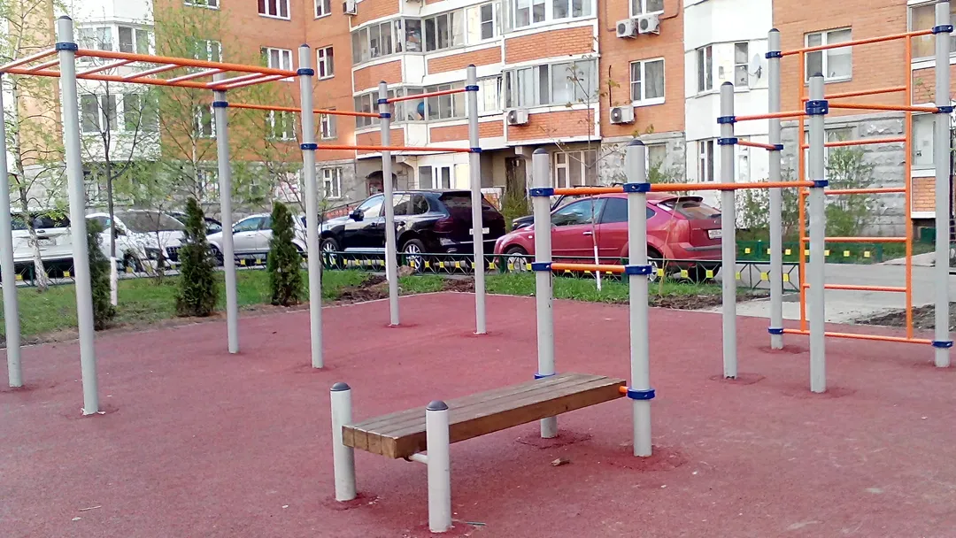 Parallele presso Calisthenics Park at Подмосковный бульвар, Красногорск – foto 2 di 4