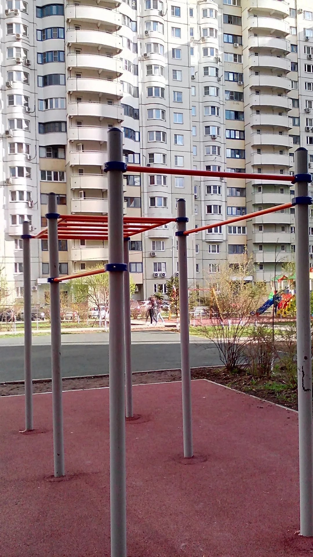 Monkey bar presso Calisthenics Park at Подмосковный бульвар, Красногорск – foto 3 di 4