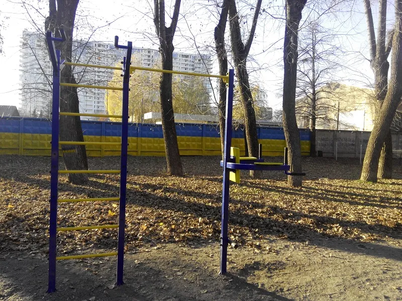 Bancă pentru abdomen la Calisthenics Park at Ружинська вулиця, Київ – fotografia 5 din 6
