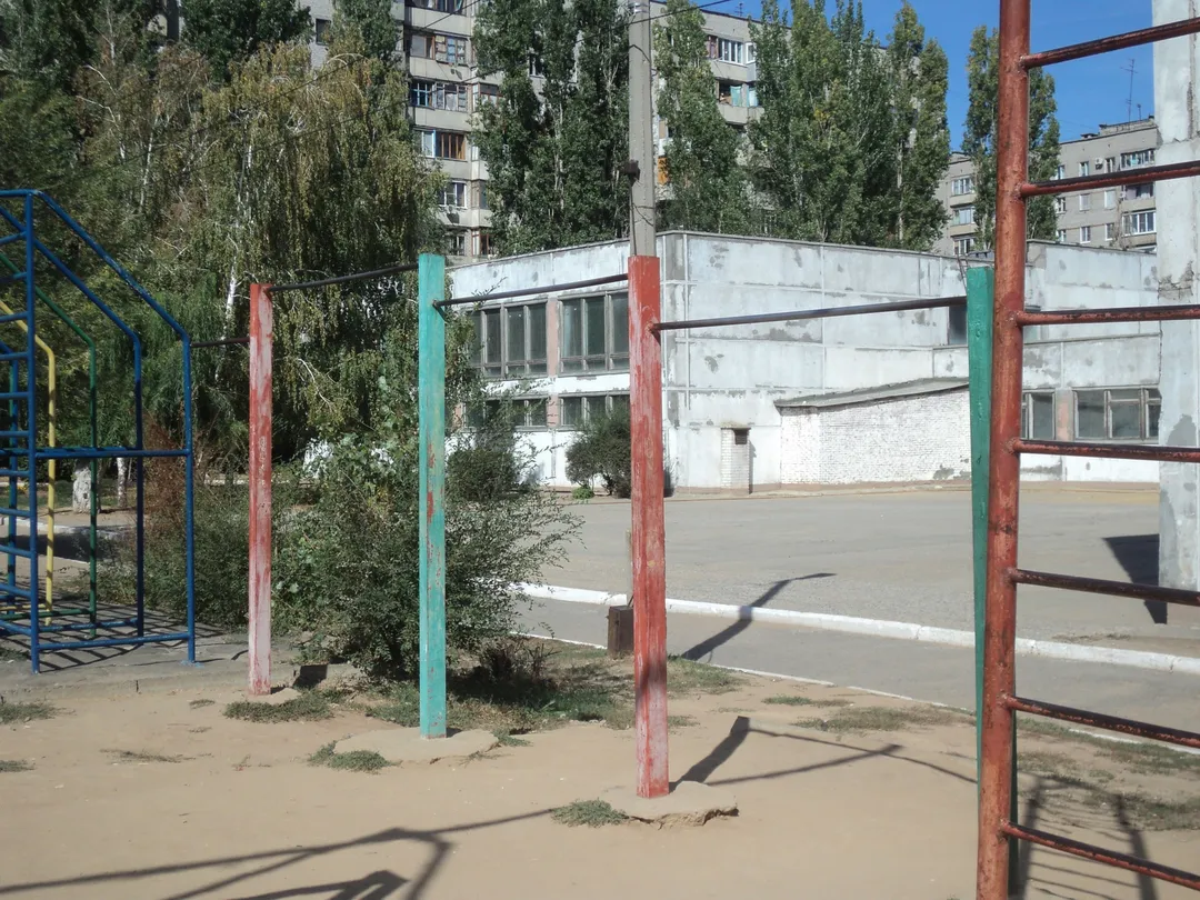 Barres parallèles à Calisthenics Park at улица Грамши, Волгоград – photo 2 sur 4