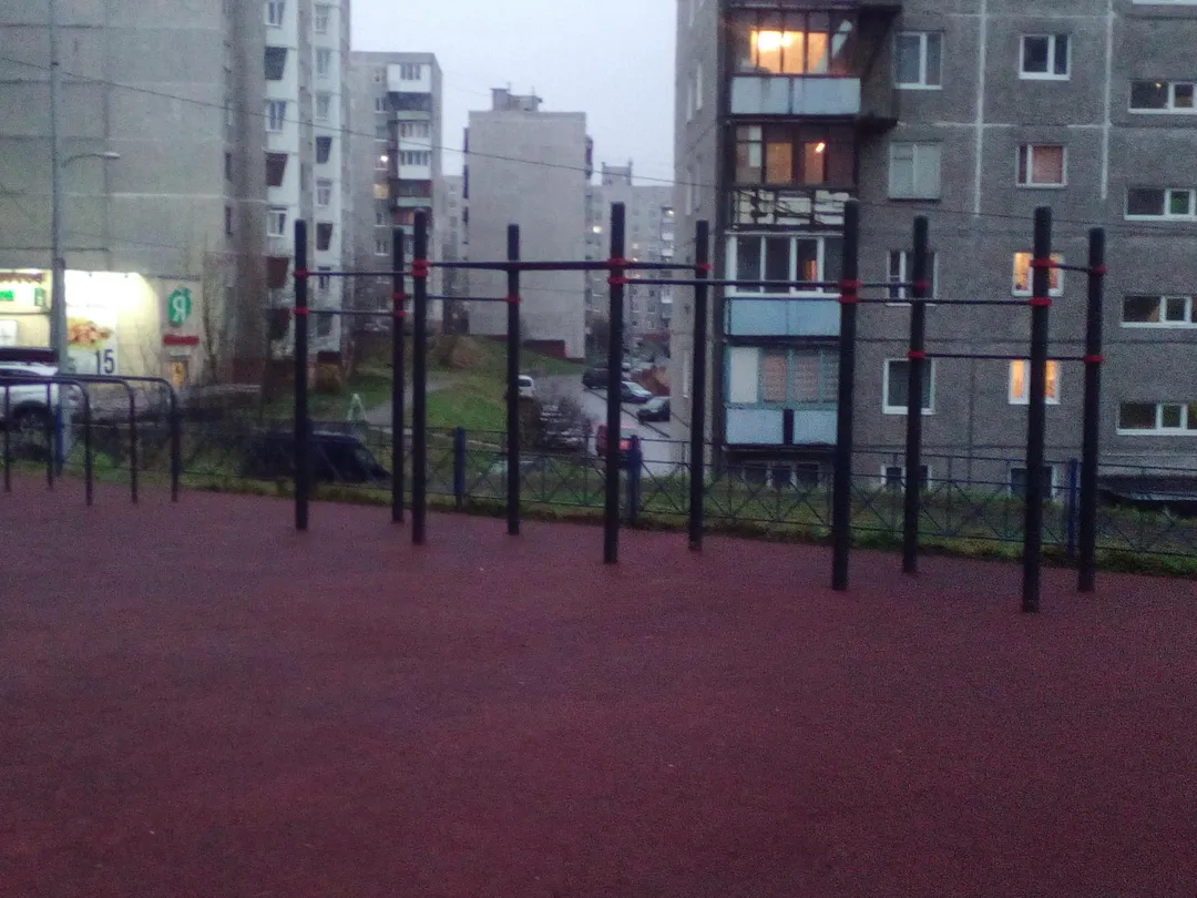 Sbarra per trazioni presso Calisthenics Park at улица Маклакова, Мурманск – foto 1 di 4