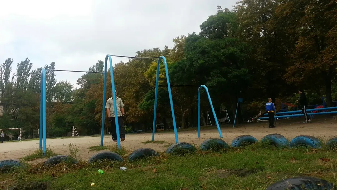 Barres parallèles à Calisthenics Park at Чумаченка вулиця, Запоріжжя – photo 2 sur 4