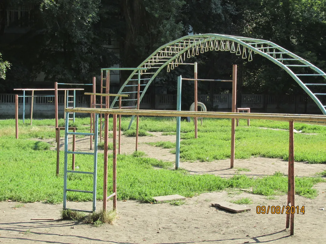 Бруси на майданчику Calisthenics Park at Новокримська вулиця, Дніпро – фото 2 з 5