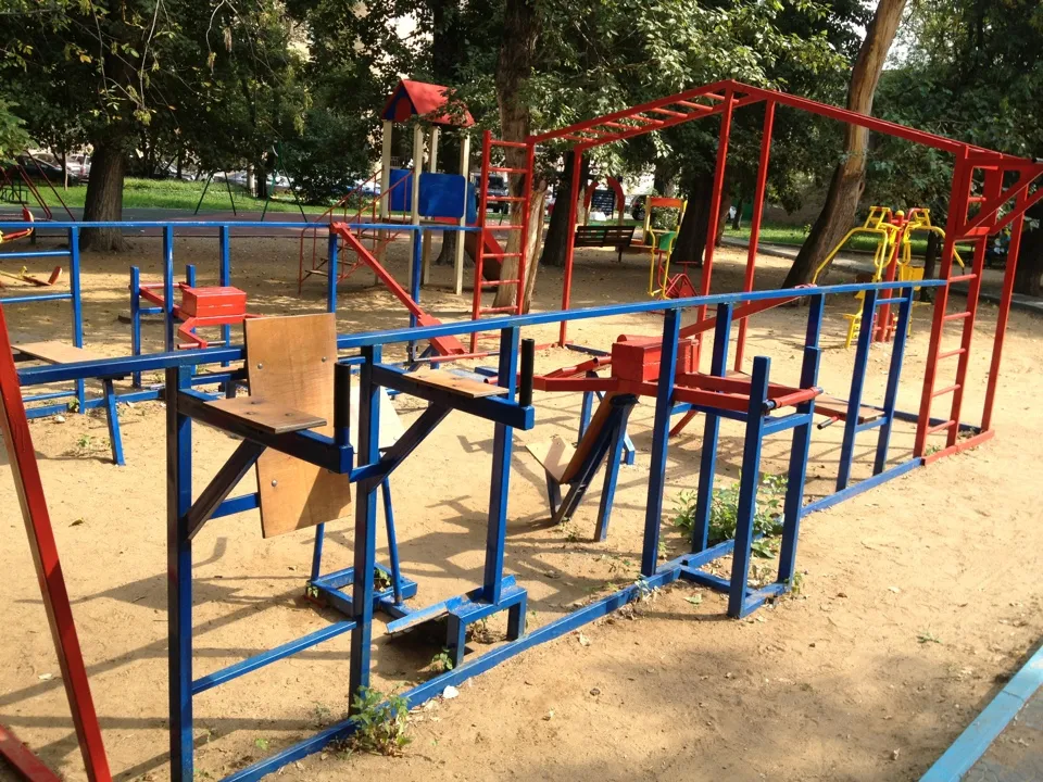 Bare paralele la Calisthenics Park at Скаковая улица, Москва – fotografia 2 din 10