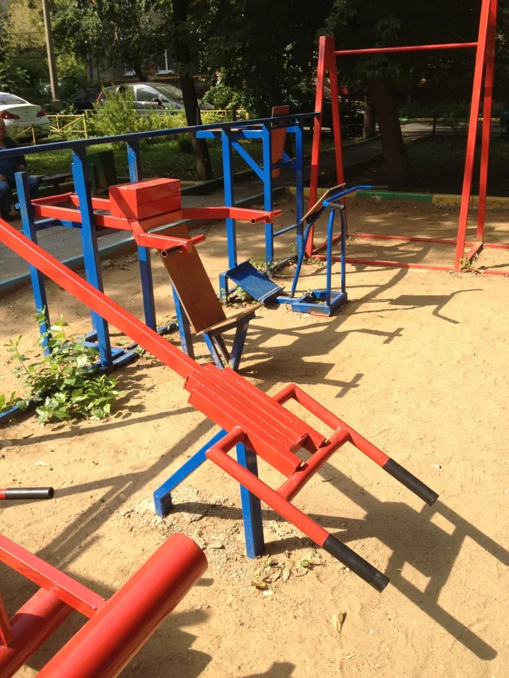 Bancă plată de piept la Calisthenics Park at Скаковая улица, Москва – fotografia 6 din 10