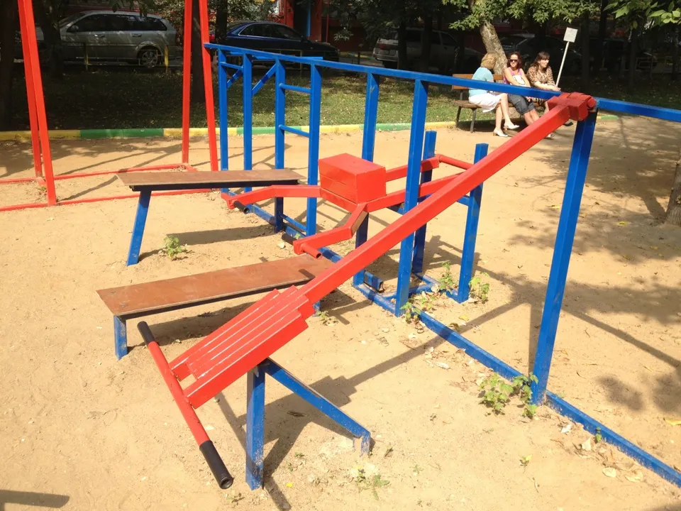Bancă pentru abdomen la Calisthenics Park at Скаковая улица, Москва – fotografia 5 din 10
