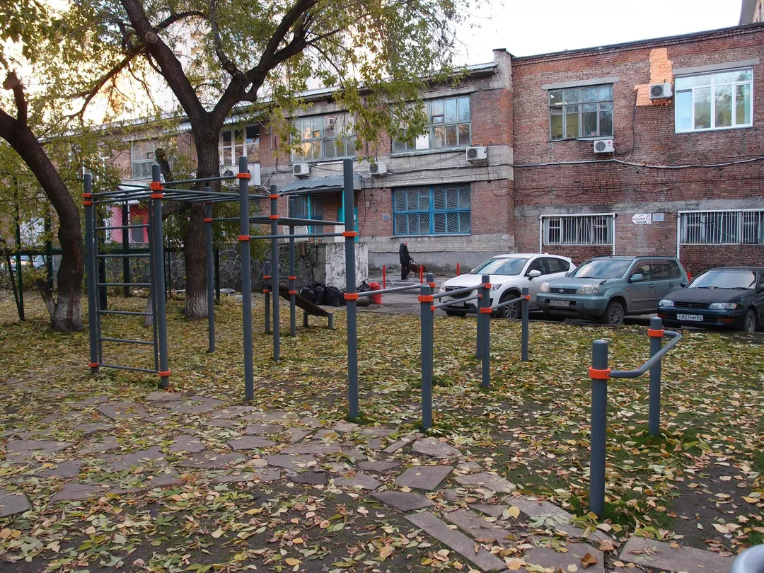 Parallele presso Calisthenics Park at Советская улица, Новосибирск #wp2190 – foto 2 di 3