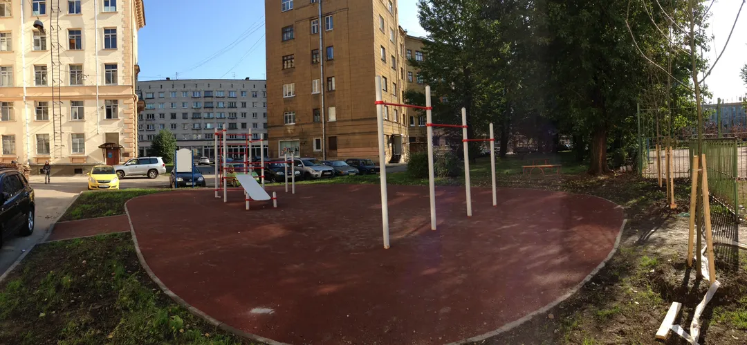 Sbarra per trazioni presso Calisthenics Park at Балтийская улица, Санкт-Петербург – foto 1 di 5