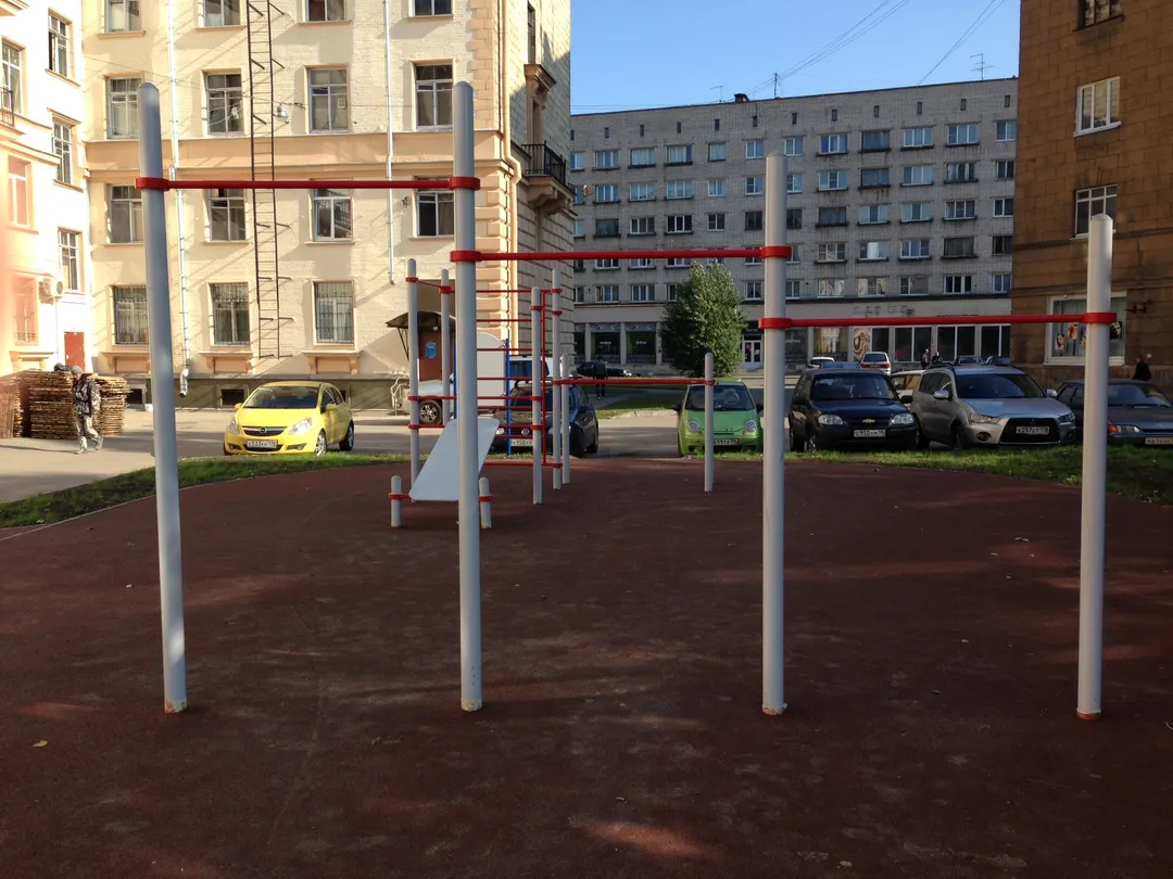 Parallele presso Calisthenics Park at Балтийская улица, Санкт-Петербург – foto 2 di 5