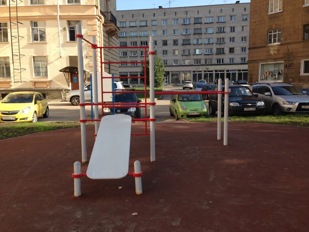 Panca per addominali presso Calisthenics Park at Балтийская улица, Санкт-Петербург – foto 4 di 5