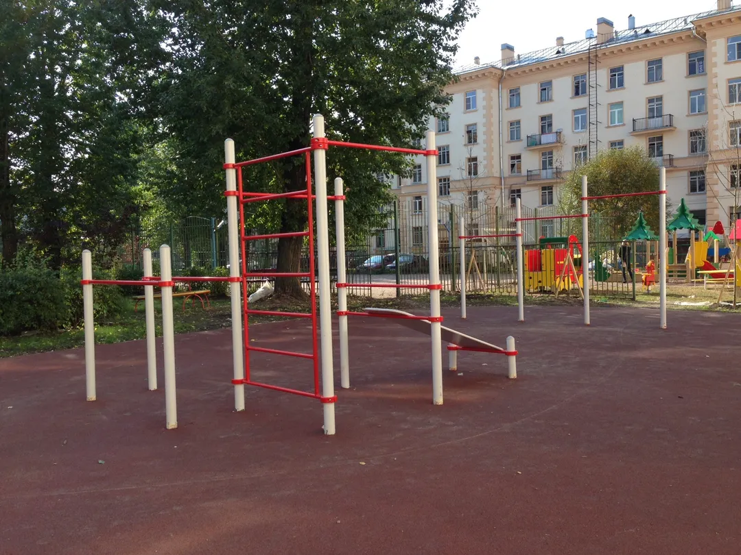 Sbarra per trazioni presso Calisthenics Park at Балтийская улица, Санкт-Петербург – foto 5 di 5