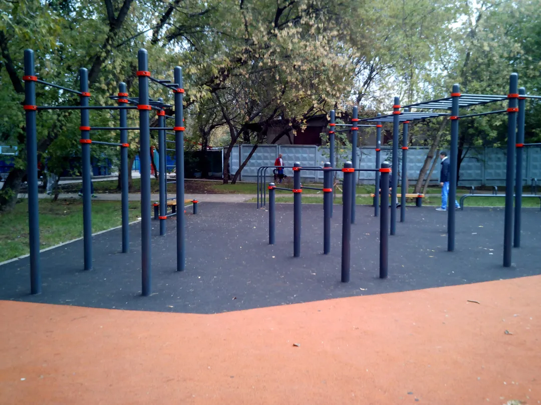 Barres parallèles à Calisthenics Park at Путейская улица, Москва – photo 2 sur 5