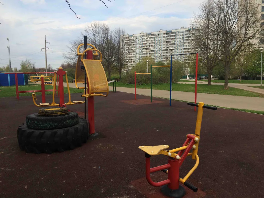 Barres parallèles à Calisthenics Park at Шипиловский проезд, Москва – photo 2 sur 3