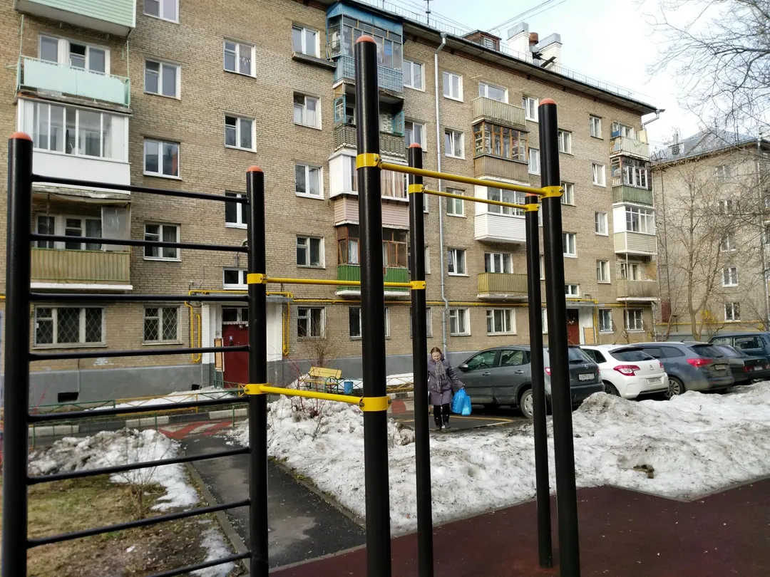 Barres parallèles à Calisthenics Park at улица Амундсена, Москва – photo 2 sur 7
