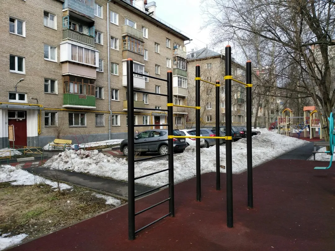 Barre de traction à Calisthenics Park at улица Амундсена, Москва – photo 1 sur 7