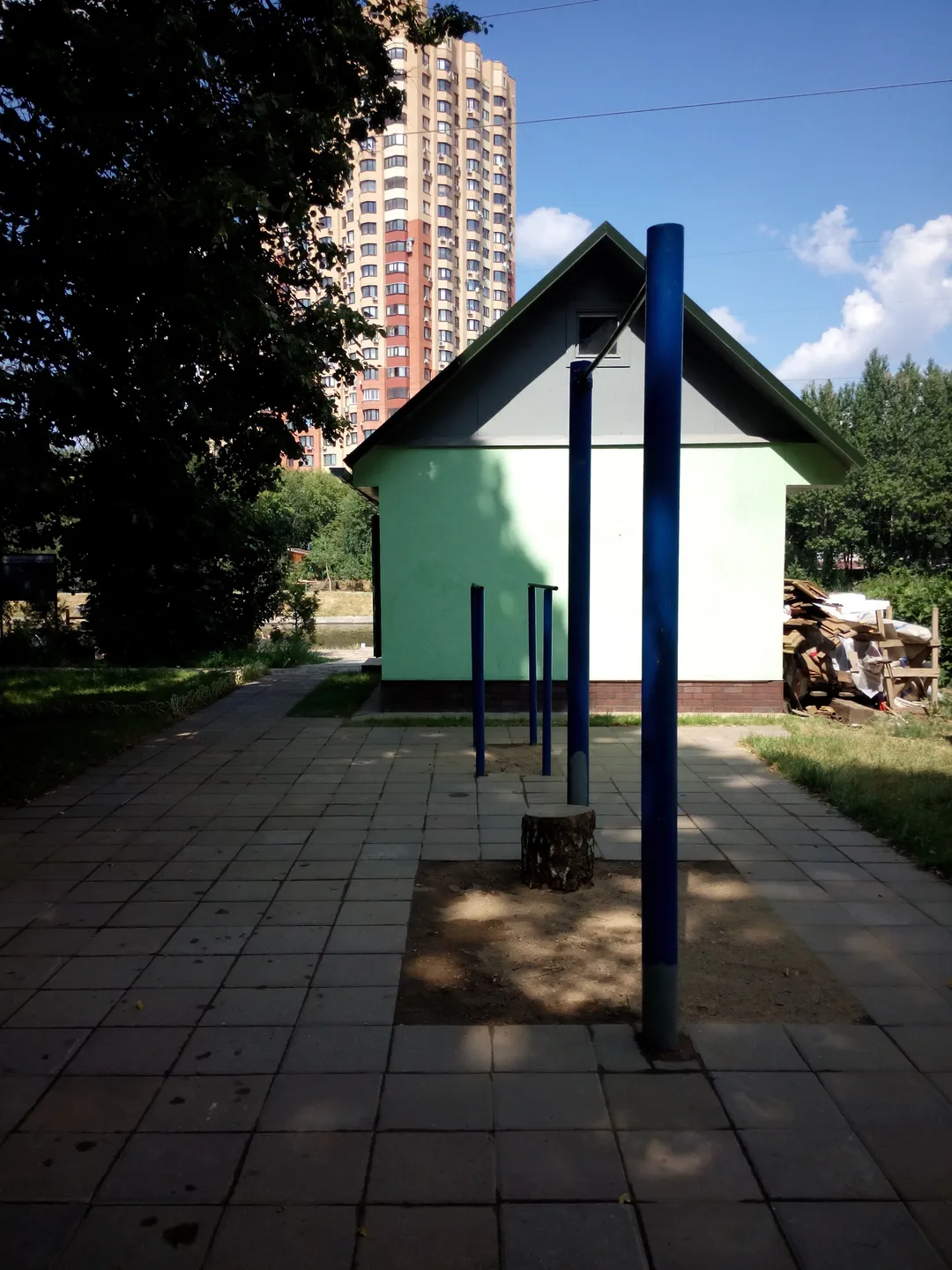 Bară de tracțiuni la Calisthenics Park at Малая Набережная улица, Москва – fotografia 1 din 4