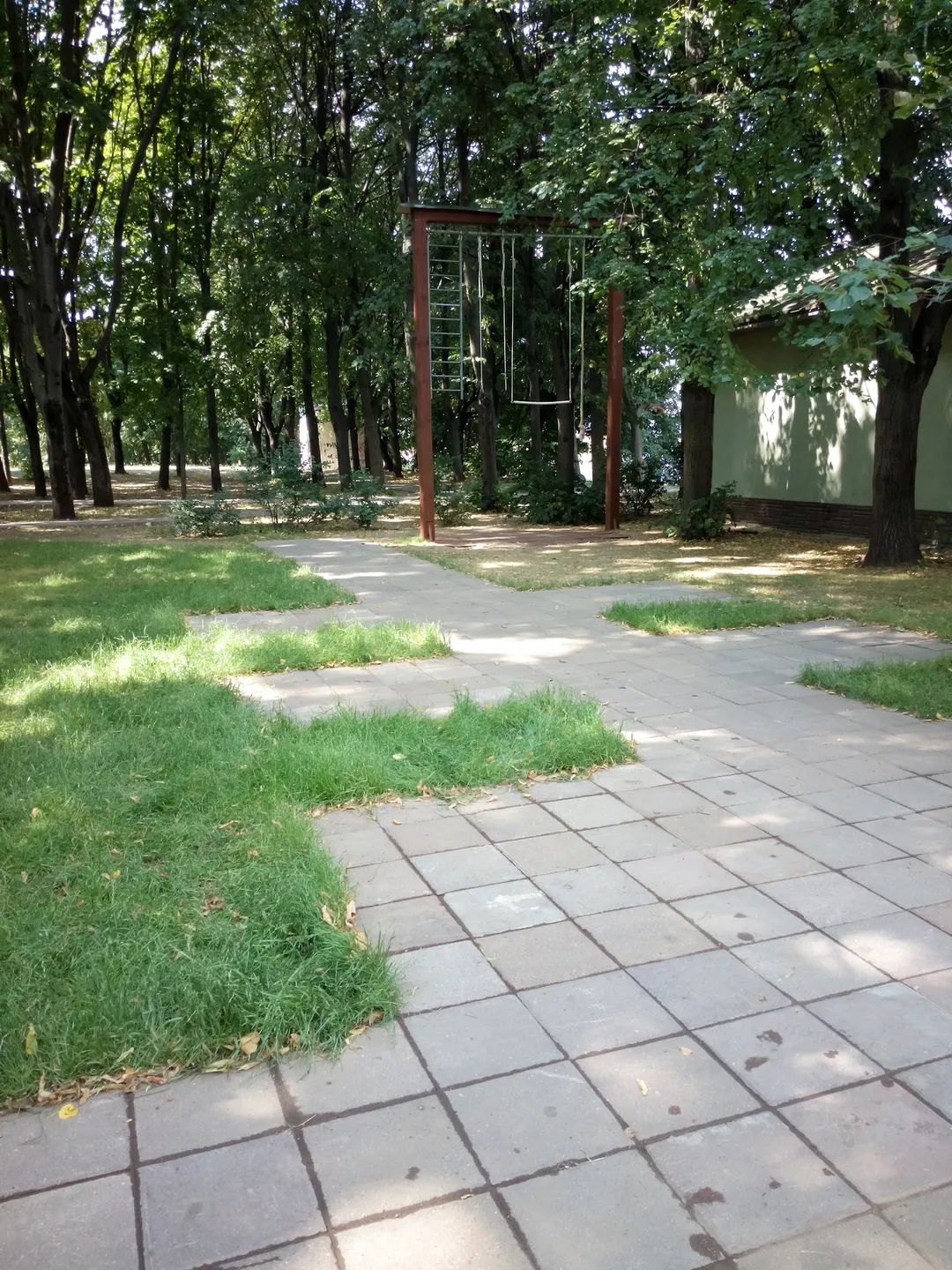 Bare paralele la Calisthenics Park at Малая Набережная улица, Москва – fotografia 2 din 4