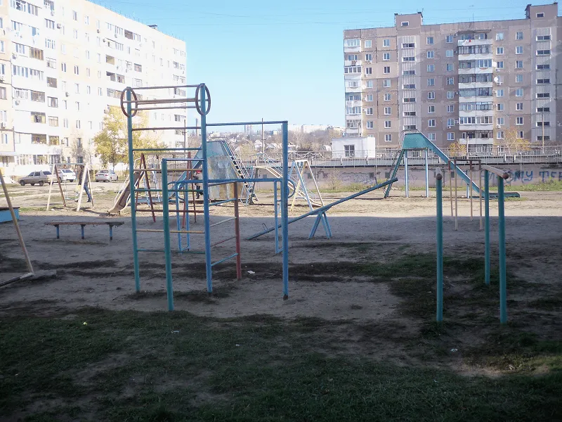 Barres parallèles à Calisthenics Park at Автозаводська вулиця, Запоріжжя – photo 2 sur 5