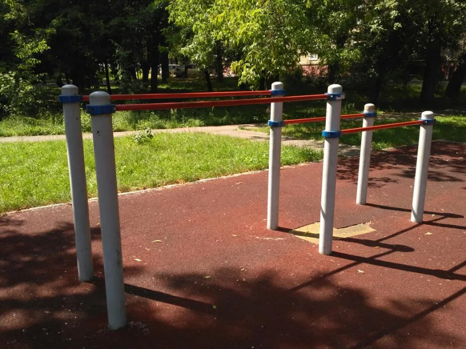 Bare paralele la Calisthenics Park at Басовская улица, Москва – fotografia 2 din 2