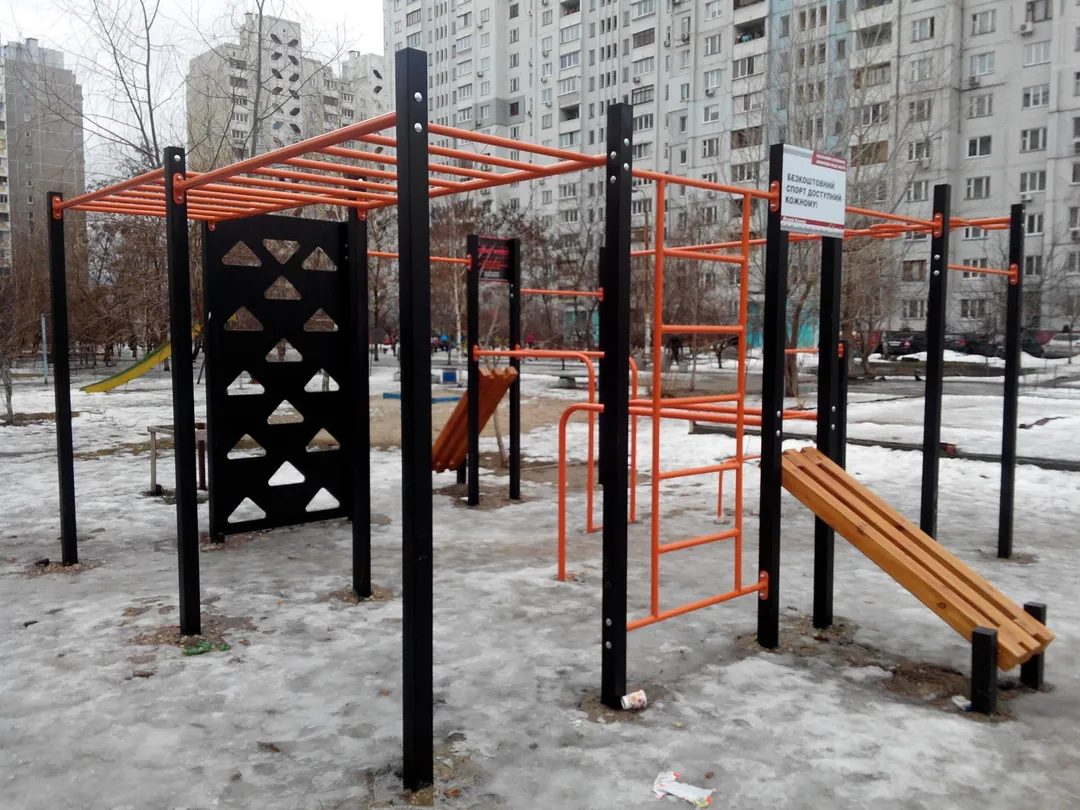 Bară de tracțiuni la Calisthenics Park at Радунська вулиця, Київ – fotografia 1 din 1