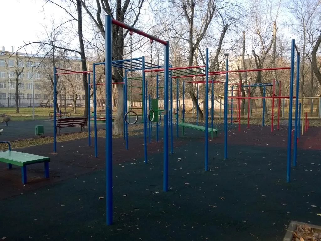 Bauchbank bei Calisthenics Park at улица Девятая Рота, Москва – Foto 5 von 6