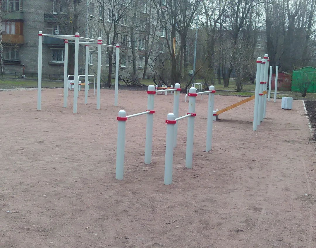 Sbarra per trazioni presso Calisthenics Park at улица Васи Алексеева, Санкт-Петербург – foto 1 di 2