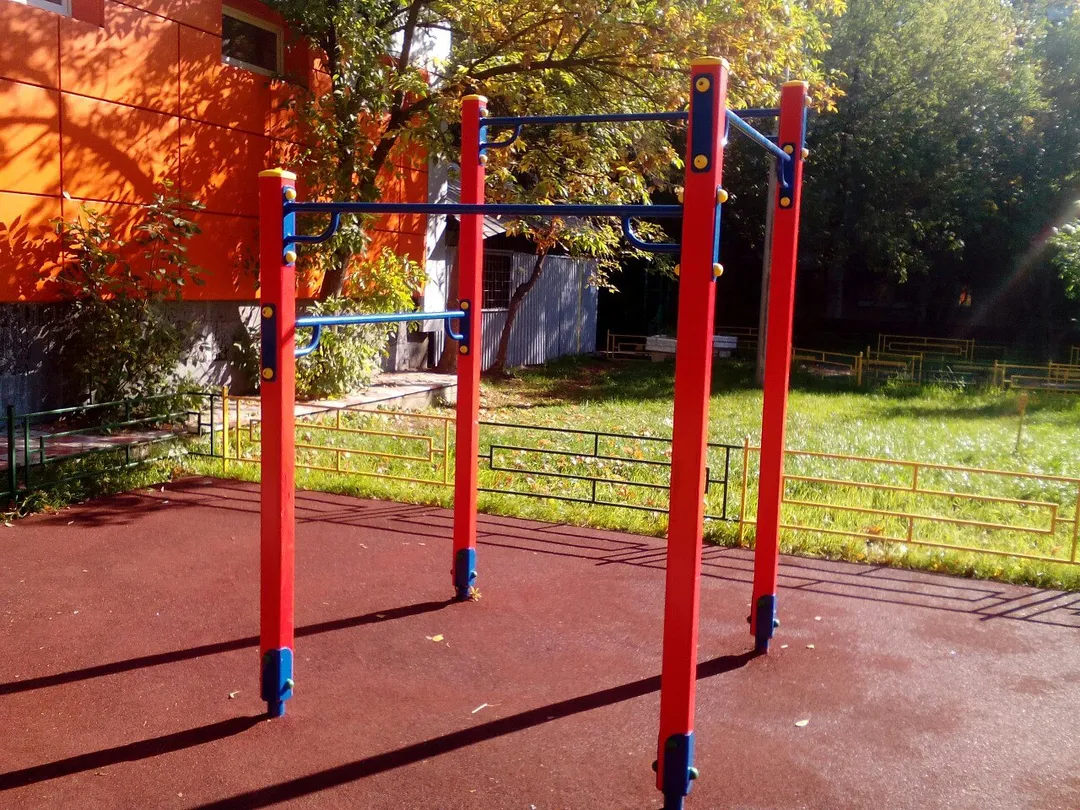 Barre de traction à Calisthenics Park at Новоухтомская улица, Москва – photo 1 sur 4