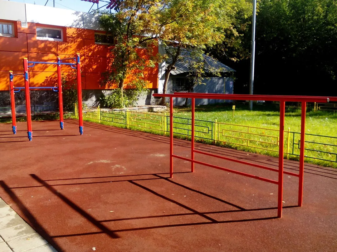 Barres parallèles à Calisthenics Park at Новоухтомская улица, Москва – photo 2 sur 4