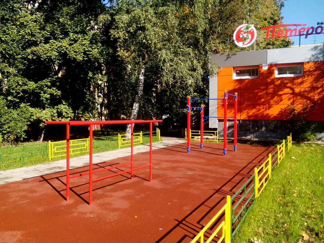 Barres parallèles à Calisthenics Park at Новоухтомская улица, Москва – photo 4 sur 4