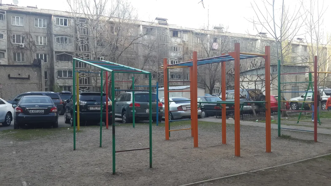 Barren bei Calisthenics Park at Розыбакиев көшесі, Алматы – Foto 2 von 2