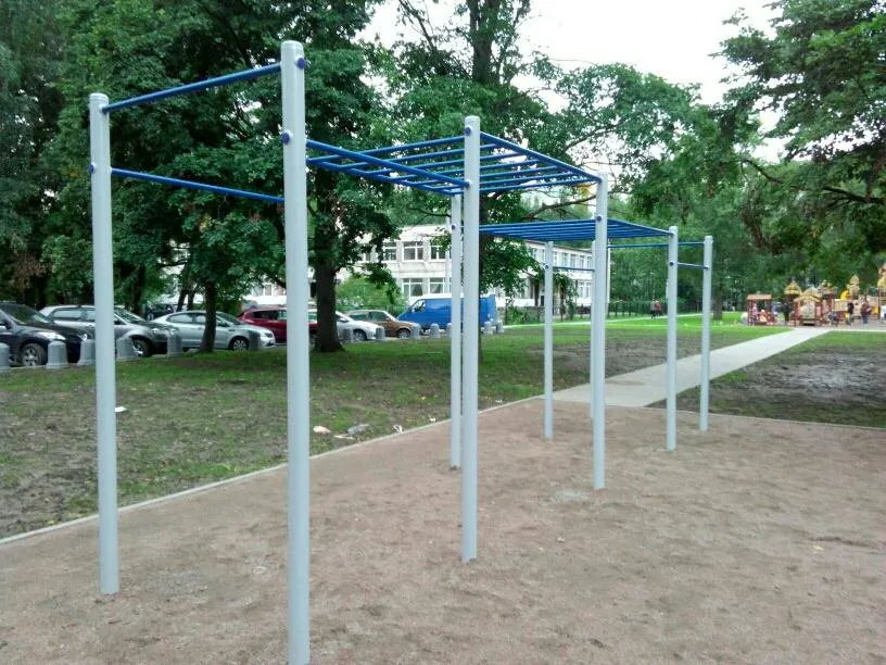 Parallele presso Calisthenics Park at проспект Просвещения, Санкт-Петербург – foto 2 di 3