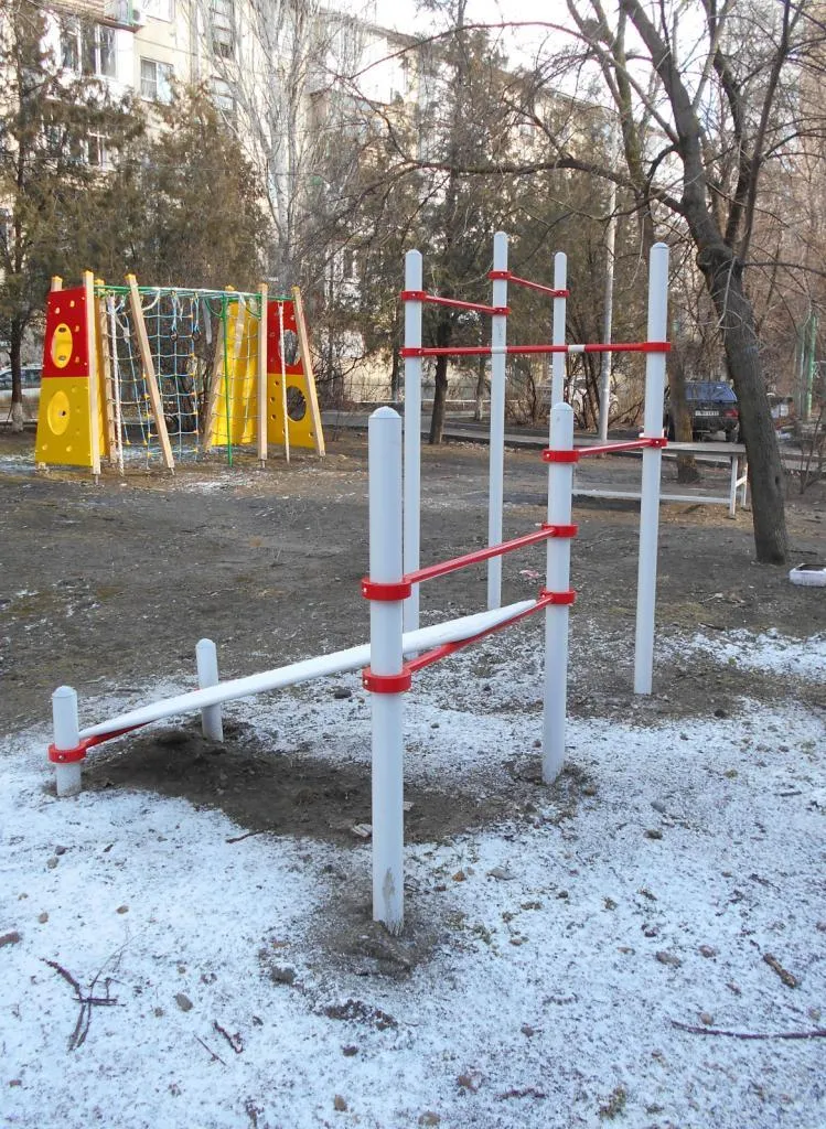 Panca per addominali presso Calisthenics Park at улица Текучёва, Ростов-на-Дону – foto 3 di 3