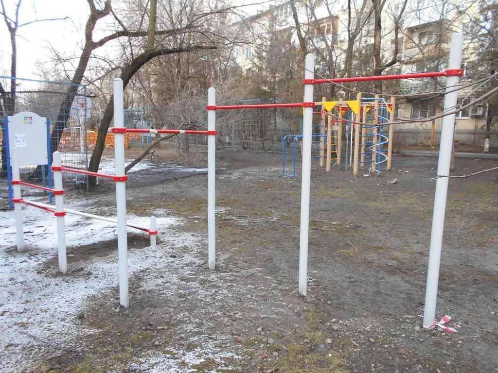 Parallele presso Calisthenics Park at улица Текучёва, Ростов-на-Дону – foto 2 di 3