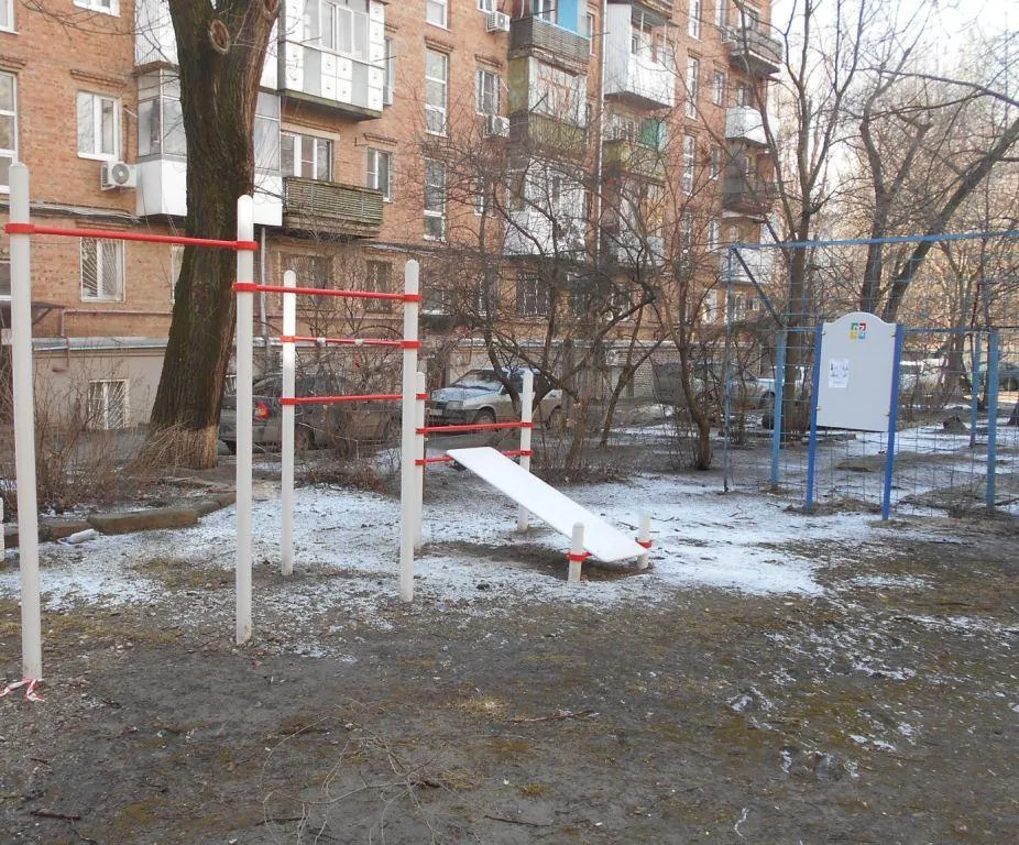 Sbarra per trazioni presso Calisthenics Park at улица Текучёва, Ростов-на-Дону – foto 1 di 3