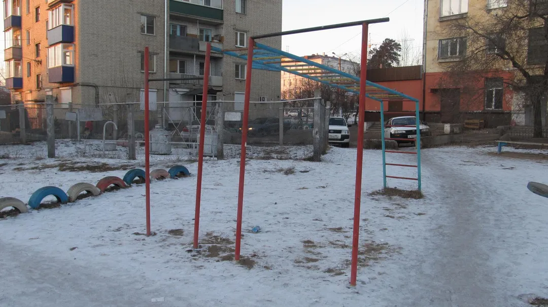 Sbarra per trazioni presso Calisthenics Park at Новобульварная улица, Чита – foto 3 di 3