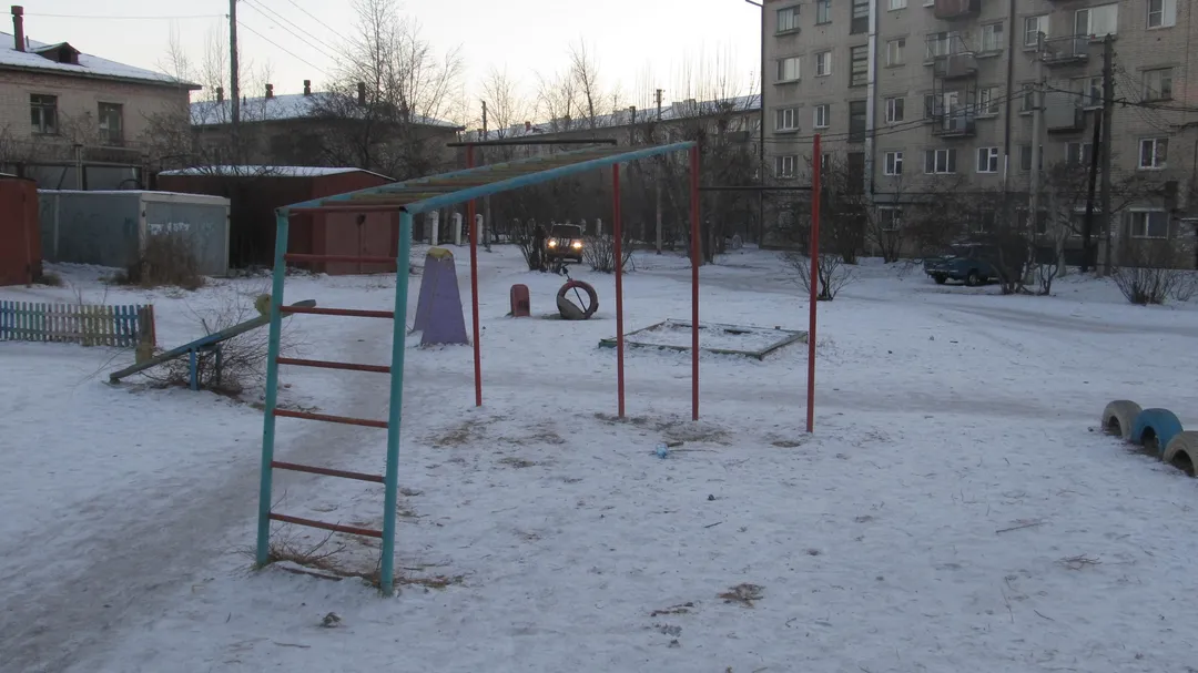 Sbarra per trazioni presso Calisthenics Park at Новобульварная улица, Чита – foto 1 di 3