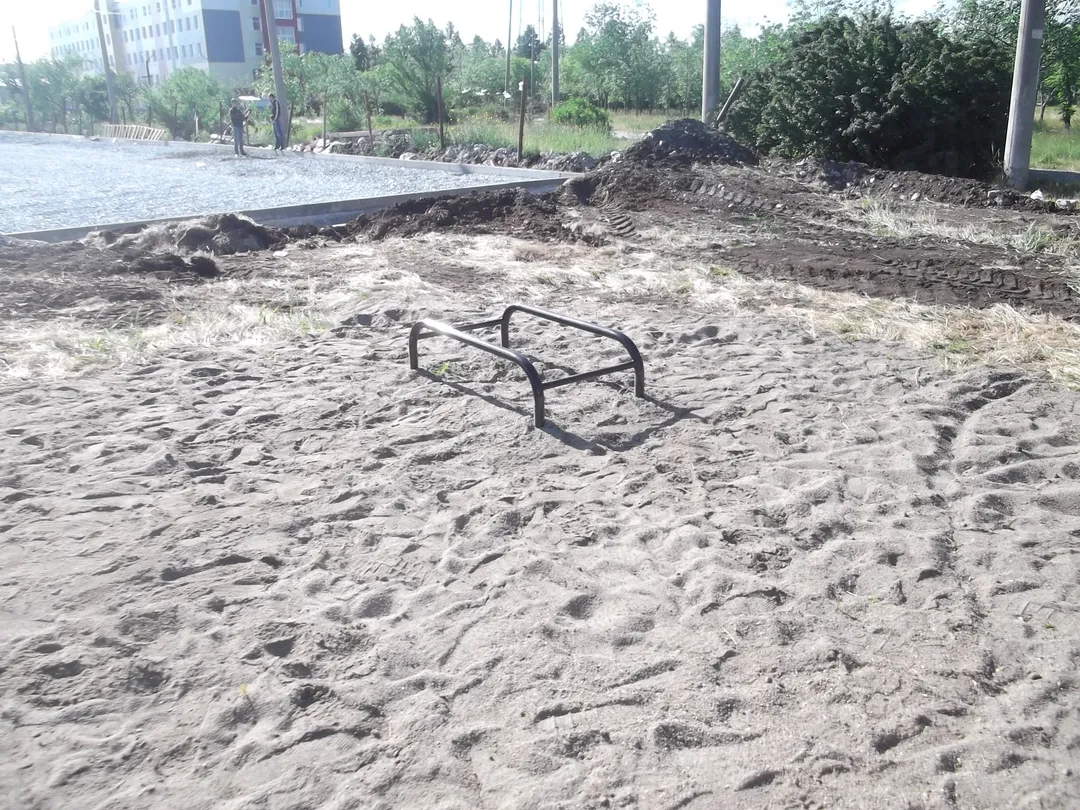 Sbarra per trazioni presso Calisthenics Park at улица Калмыкова, Карталы – foto 6 di 8