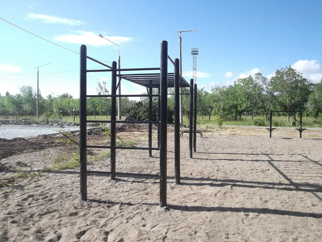 Parallele basse presso Calisthenics Park at улица Калмыкова, Карталы – foto 4 di 8