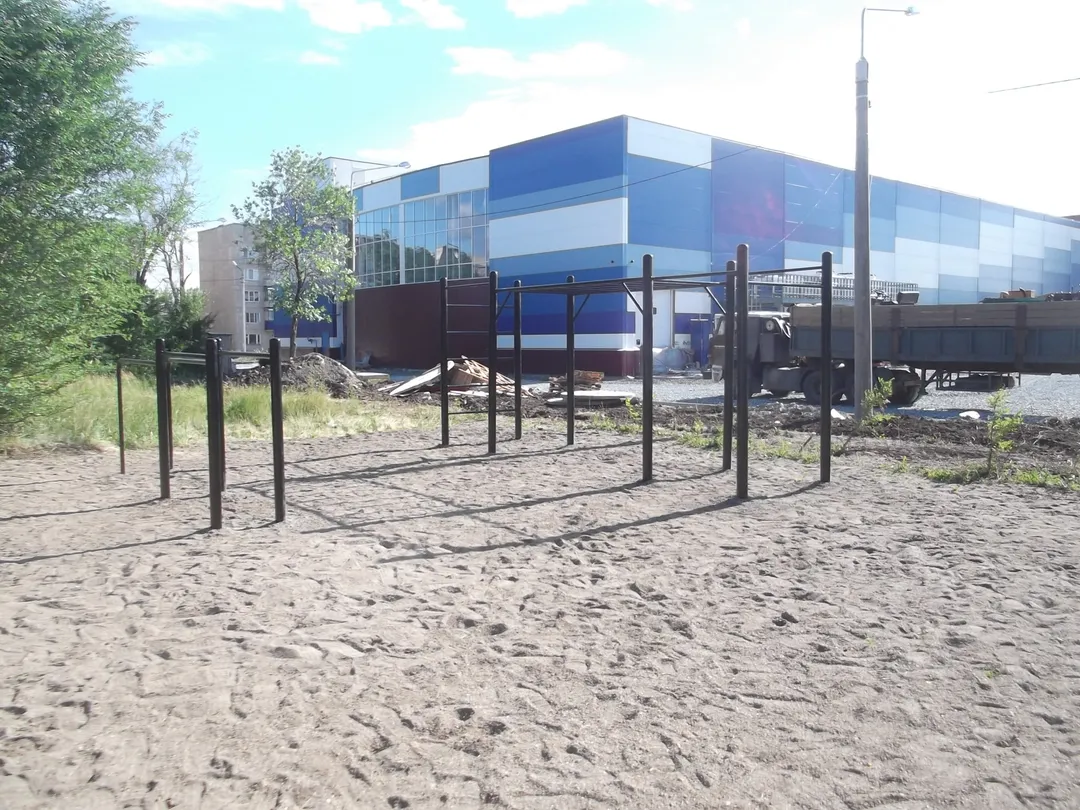 Parallele presso Calisthenics Park at улица Калмыкова, Карталы – foto 2 di 8