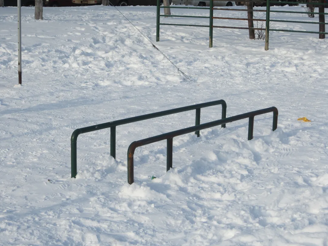 Parallele basse presso Calisthenics Park at улица Воинов-Интернационалистов, Железногорск – foto 4 di 5