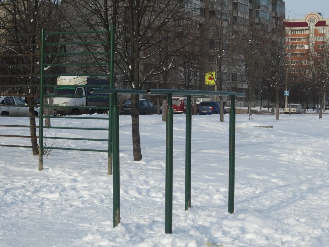 Sbarra per trazioni presso Calisthenics Park at улица Воинов-Интернационалистов, Железногорск – foto 5 di 5