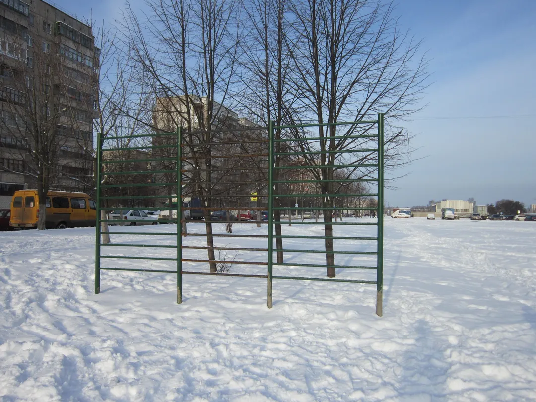 Parallele presso Calisthenics Park at улица Воинов-Интернационалистов, Железногорск – foto 2 di 5