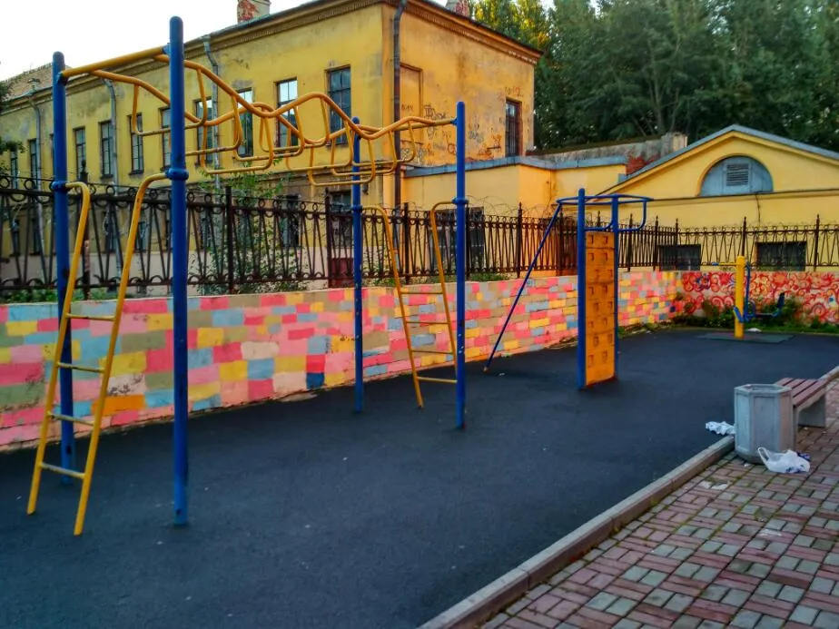 Parallele presso Calisthenics Park at 2-3-я линии В.О., Санкт-Петербург – foto 2 di 4