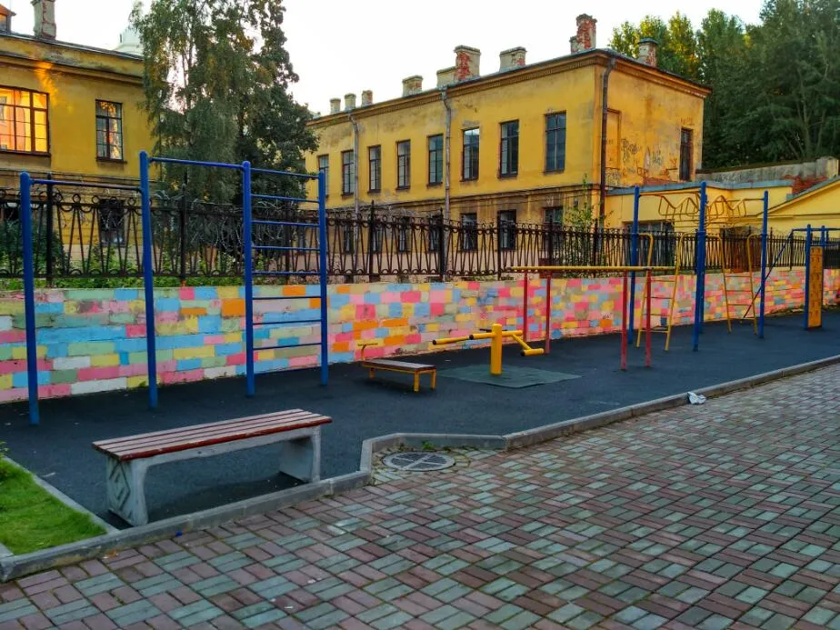 Sbarra per trazioni presso Calisthenics Park at 2-3-я линии В.О., Санкт-Петербург – foto 1 di 4